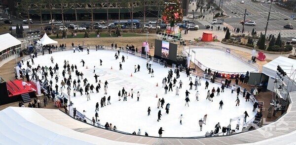 ▲서울시민들이 스케이트를 타고 있다.