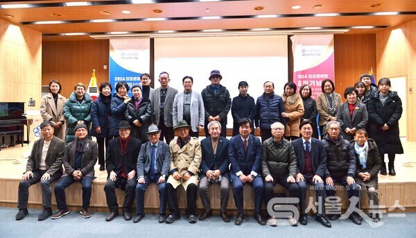 ▲박윤규 문화원장(앞줄 좌 4)이 '김포문화원 발간 도서 출판기념회’를 내·외빈과 기념사진을 촬영하고 있다.