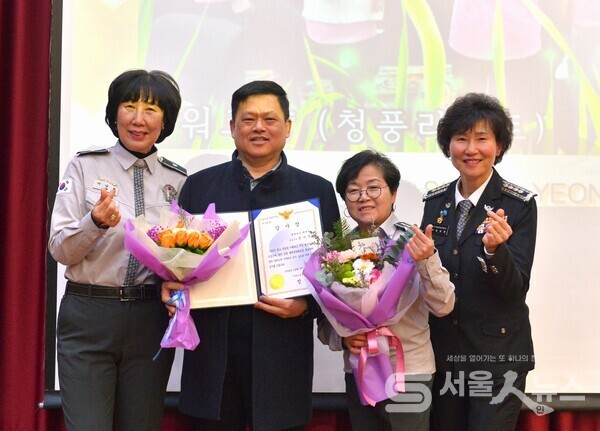 ▲김남희 연합대장(우측 1)이 전 동북일보 정나연 선임기자(좌 2)와 감사장을 받고 연합대 임원들과 기념사진을 촬영하는 모습.