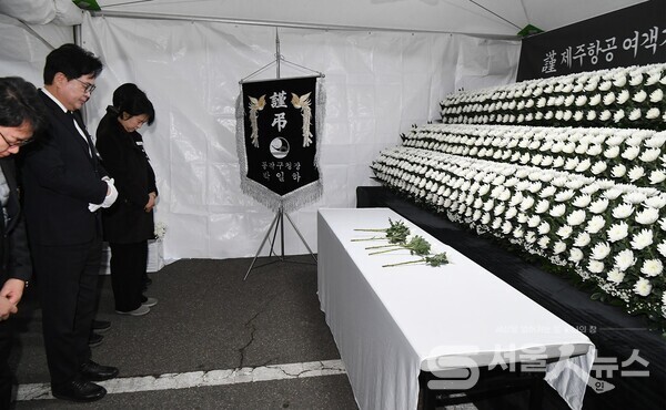 ▲박일하 동작구청장이 31일 제주항공 여객기 사고 희생자를 위해 합동 분향소에서 애도하는 모습.