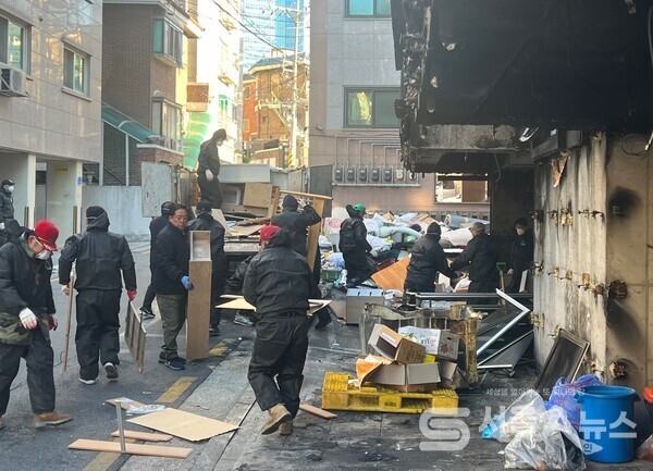 ▲화재현장 페기물처리작업중.