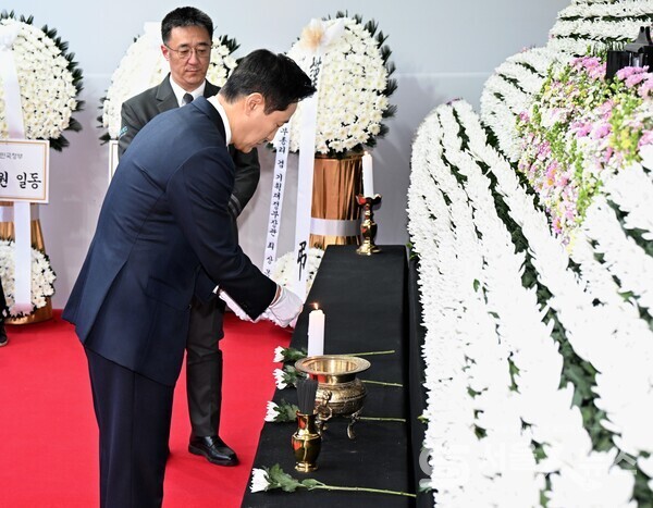 오세훈 시장이 제주항공여객기 사고 희생자 합동 분향소 조문  
