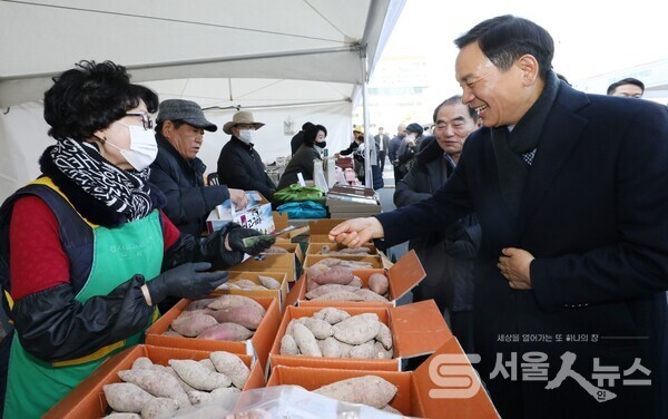 지난해 1월31일 설맞이 직거래장터 구청장.