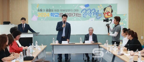 ▲지난해 '학교로 찾아가는 관악청'에 참석한 박준희 관악구청장