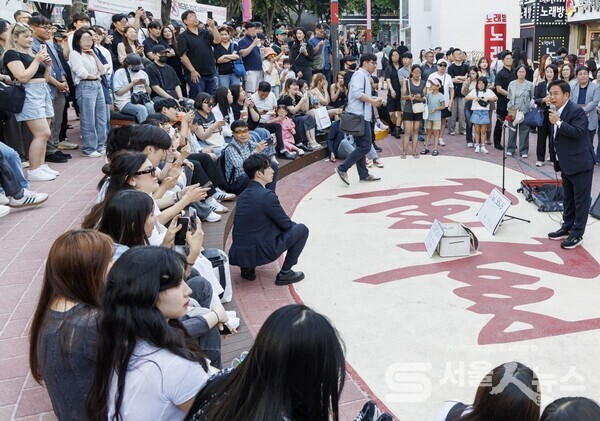 레드로드 길에서 박강수 마포구청장이 소통하고 있는 모습. 