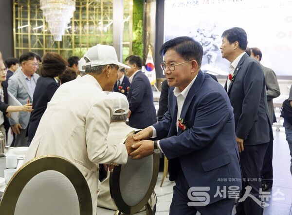 ▲6.25참전 용사에게 존경의 인사를 건네는 박강수 마포구청장.