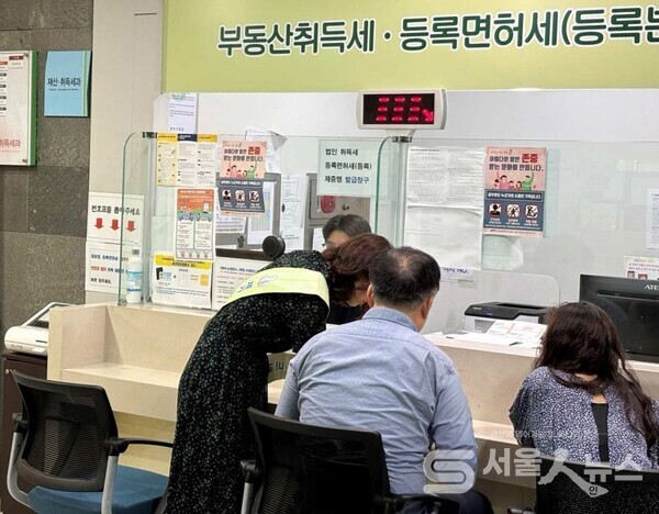 ▲세무 행정으로 방문한 민원인을 안내하는 납세도우미.