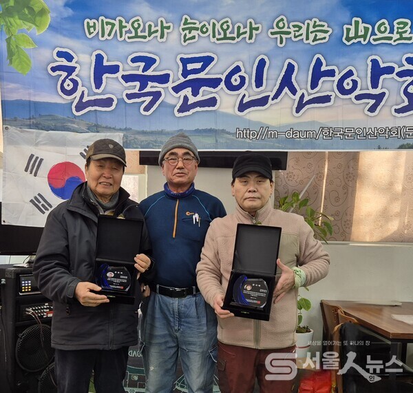 ▲박인수 한국문인산악회장(중앙)이 감사패 수상자들과 기념사진을 촬영하고 있다.