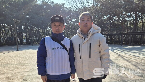 ▲원국재 우이동 걷기협의회장(좌측)이 이정식 강북구체육회장(우측)과 사진 촬영을 하는 모습.