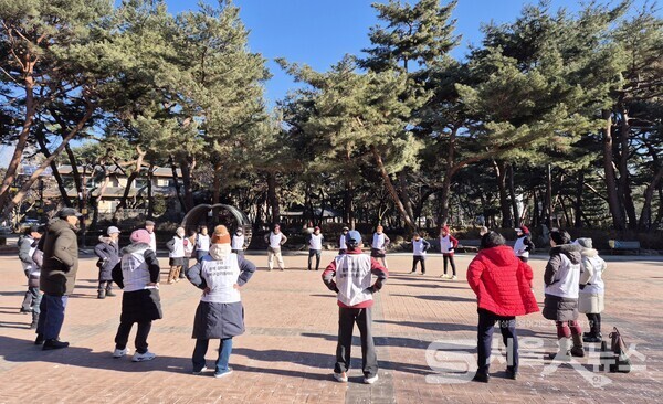 △우이동 협의회 회원들이 걷기 전 스트레칭 운동하는 모습.