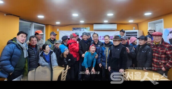 ▲한국산악회 신년교례회에서 변기태 회장과 정기범 명예회장이 한상철 사백(앞줄 우측 3)과 강위동 선생님, 박 춘 선생님 내외분 등이 참석해 산행팀과 기념사진을 촬영하고 있는 모습. 