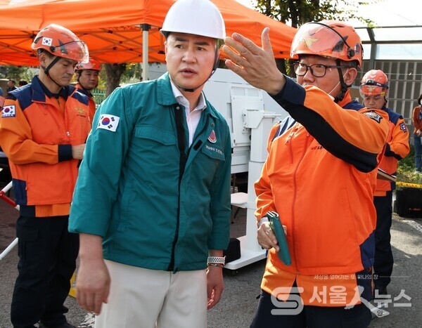 ▲오언석 도봉구청장이 2024 재난대응 안전한국훈련(현장 훈련)에서 상황 발생에 따라 소방 관계자로부터 보고를 받고 있다(2024. 10. 25. 도봉공영차고지)(사진 가운데 오언석 도봉구청장)