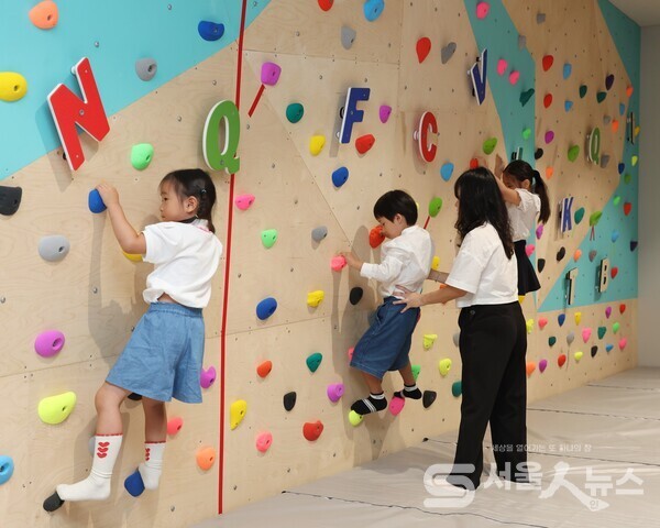 강남어린이 회관에서 클라이밍하는 아이들.