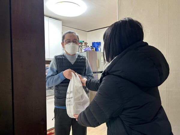 ▴도봉노인종합복지관과 창동염광교회 청년부가 함께 연계해 ‘도봉구 독거 어르신 섬김 봉사 활동’을 진행하는 모습.