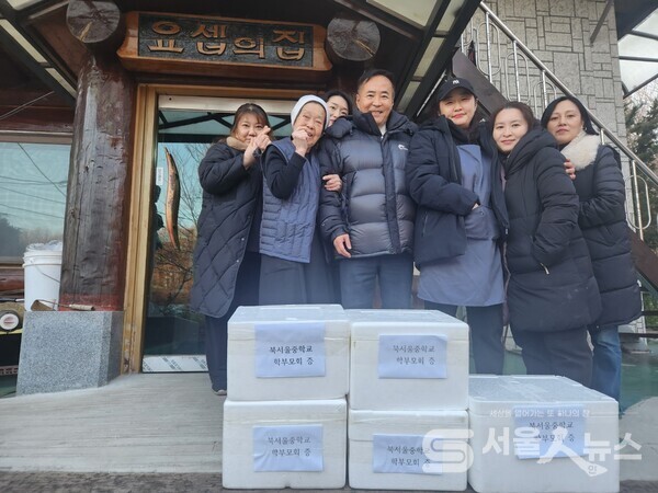 ▴이태용 부의장(앞줄 좌 3)이 북서울중 학부모회 임원진들과 함께 김장 나눔을 하면서 김옥순 요셉의집 원장(앞줄 좌 2)과 기념사진을 찍고 있다.​