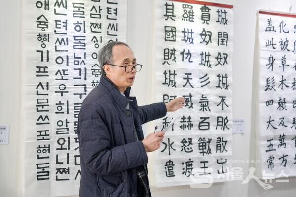▴이정호 작가가 참가자들에게 전시작품에 대해 설명하고 있다.(사진제공=정나연 사진작가)