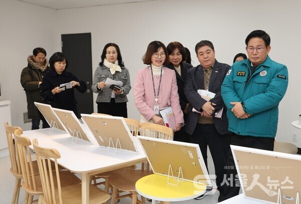 ▲ (좌) 소금나루도서관 맘카페 조성 현장을 점검하고 있는 박강수 마포구청장