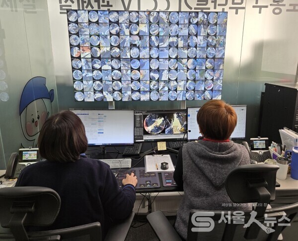 ▲도봉구 무단투기 CCTV(폐쇄회로 텔레비전) 관제실에서 전문 모니터링 요원들이 실시간으로 무단투기를 단속하고 있다.