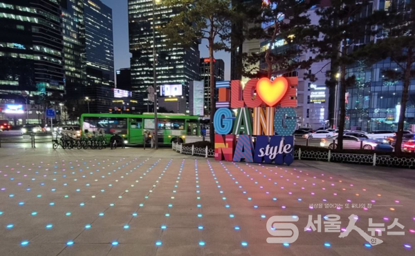 ▲강남스퀘어 광장 조형물.