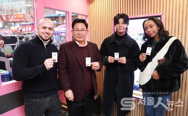 ▲박강수 마포구청장이 정동원 가수와 외국인이 함께 기념사진을 촬영하고 있는 모습.