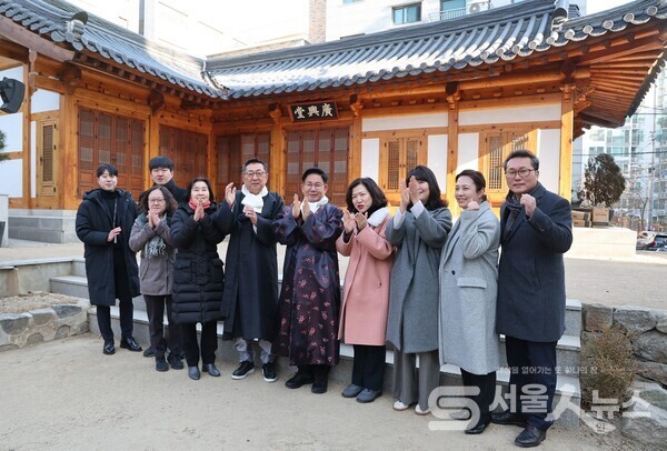 ▲박강수 마포구청장은 3일 오전 광흥당 앞에서 입춘축을 붙이고 참석인들과 기념사진을 촬영하고 있다.