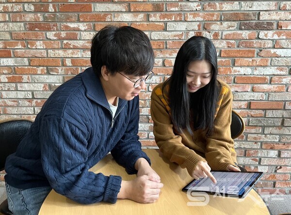 ▲태블릿 기기를 활용해 관악구 복지상담 진행 모습