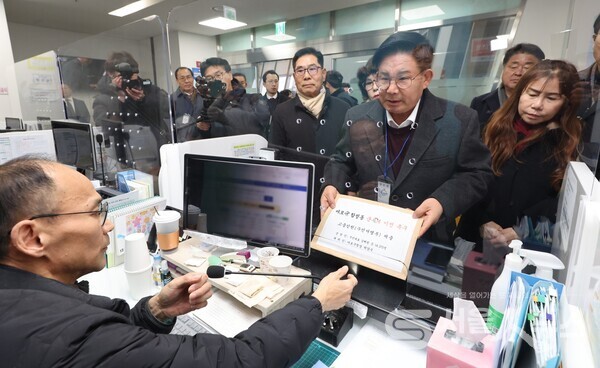 ▲박강수 마포구청장이 합정동 군부대 이전 촉구 주민 서명 명부를 국민권익위원회 전달하고 있다.