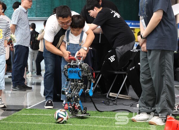 ▲로봇플러스 페스티벌에서 광운대생들이 제작한 로봇을 시연하고 있다.