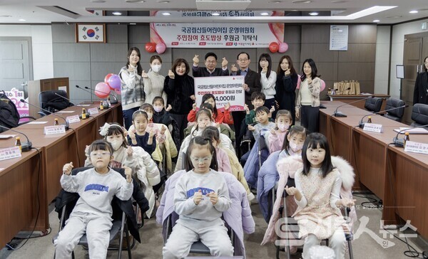 ▲박강수 마포구청장은 6일 오전 열린 산들어린이집 주민참여 효도밥상 후원금 기탁식에서 기념촬영을 하고 있는 모습.