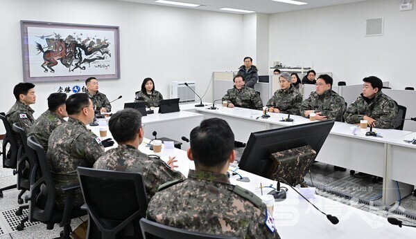 최호정 서울시의회 의장은 백마부대 제9보병사단 방문해 부대 일반현황 브리핑과 홍보영상을 시청하고 관계자들과 환담을 나누고 있다.