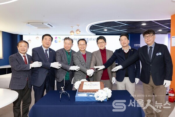 △김태수 위원장이 성과공유회 참석 컷팅하고 있는 모습.