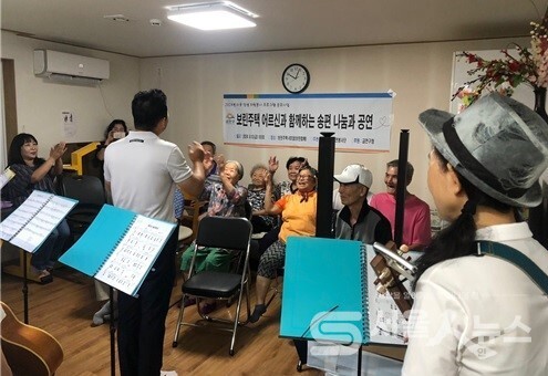 ▲2024년 지원단체 ‘룰루랄라’가 보린주택에서 어르신들을 위한 공연을 하고 있다 .