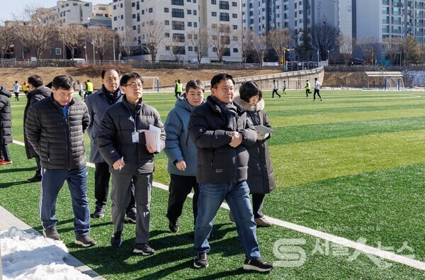 ▲박강수 마포구청장, 2025년 망원축구회 시무식을 마치고 안전시설물을 둘러보고 점검하는 모습.
