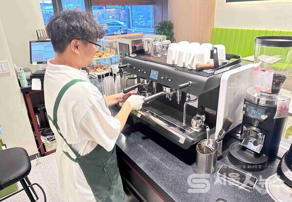 ▲민간위탁형 자활근로 사업 더마실 카페 운영 모습.