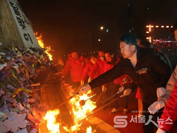 ▲오언석 도봉구청장이 지난해 도봉구 정월대보름 달맞이 행사에서 달집에 불을 붙이고 있다(2024. 2. 23. 중랑천변)