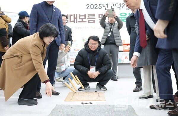 지난 10일, 이수희 강동구청장(왼쪽)이 고덕2동 정월대보름 행사에 참여해 주민들과 함께 윷놀이를 하며 소통 중이다.