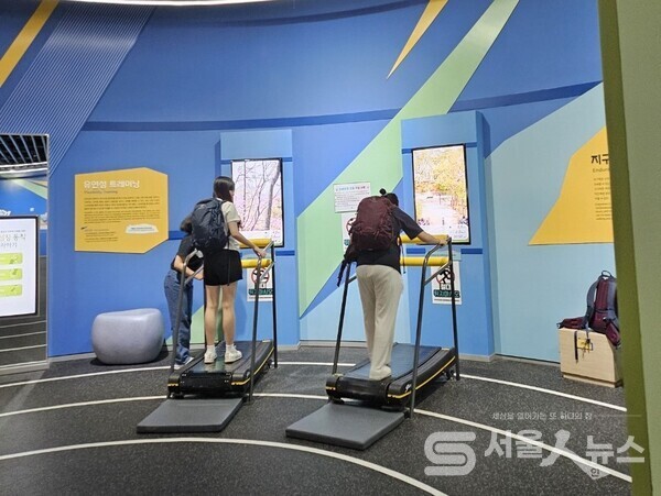 ▲도봉구 지역 내 청소년들이 도봉진로직업체험지원센터(꿈여울)에서 주관한 등산전문가 직업체험 프로그램에 참여하고 있는 모습.