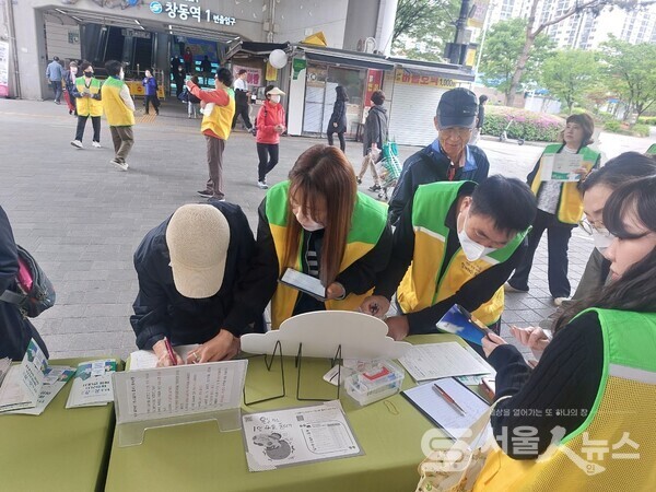 ▲도봉구민이 ‘온실가스 1인 4톤 줄이기 실천약속’ 캠페인에 참여하고 있다.