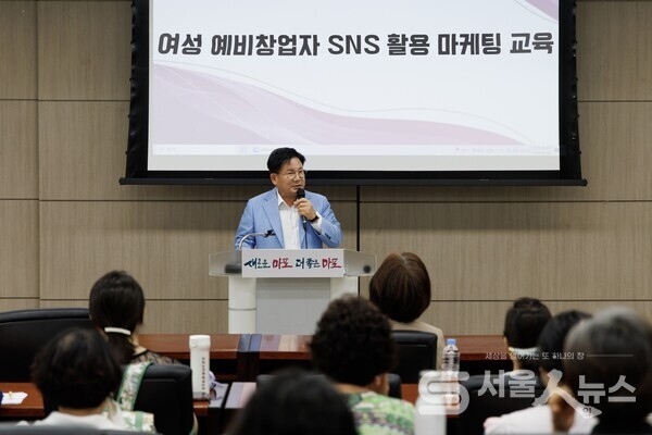 ▲ (우) 박강수 마포구청장이 SNS 활용 마케팅 교육에 참석한 경력단절여성과 예비창업자를 격려하고 있다.