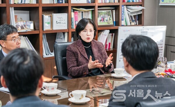 ▲이수희 강동구청장, 한국마사회 만나 강동지사 이전 논의.