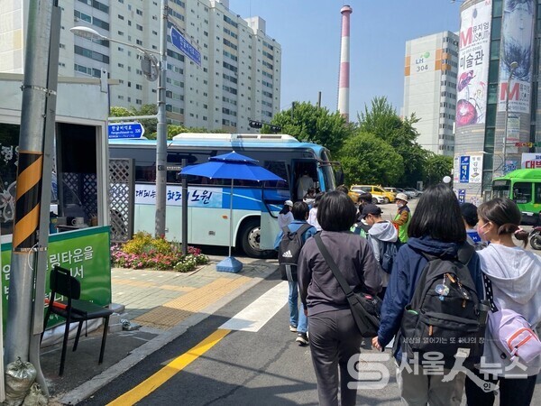 ▲ 노원구청 행정버스를 활용해 지역 학교의 창의체험학습을 지원하는 모습.