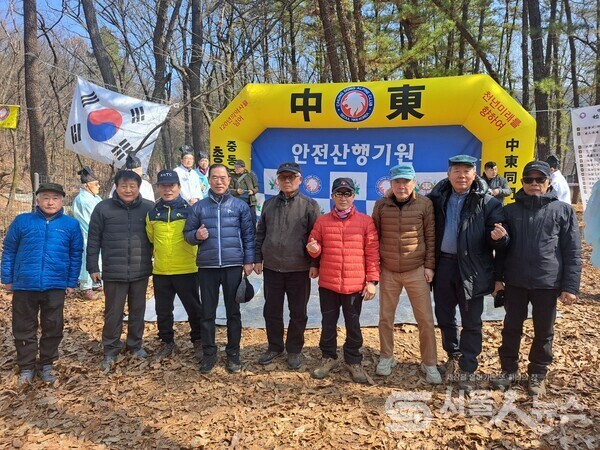 ▲중동동문산악회 제61회 기수들이 시산제에 참석해 기념사진을 촬영하고 있는 모습.