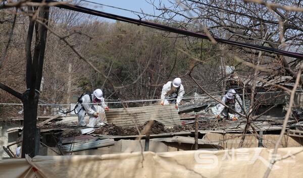 ▲백사마을 석면제거 작업중이다.
