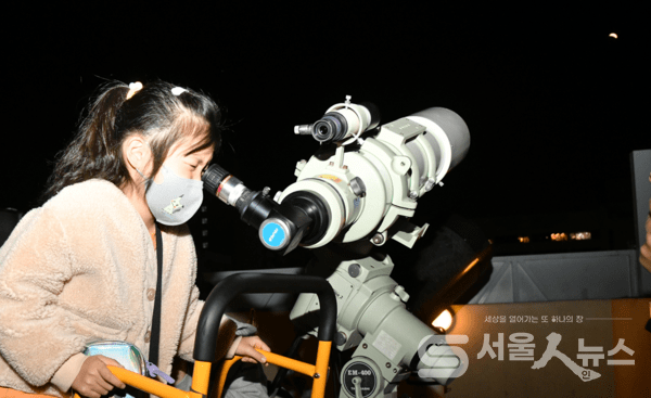 ▲노원천문우주과학관에서 천체망원경으로 개기월식을 관측하는 어린이 모습