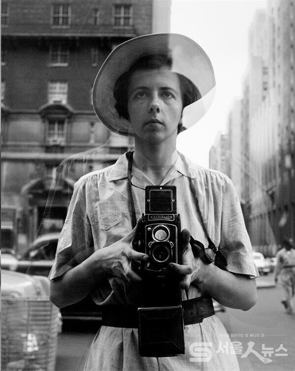 ▴Self Portrait 비비안 마이어가 찍은 자신의 대표적인 자화상. Vivian Maier.