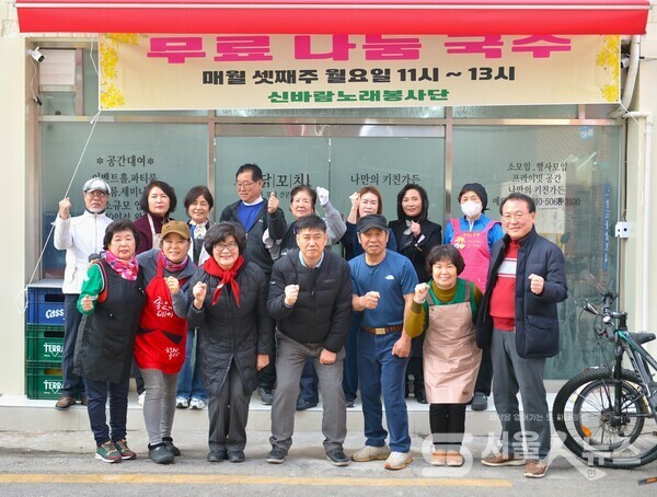 ▲박성규 신바람노래봉사단 회장(중앙)이 내빈과 봉사단원들이 함께 무료 국수 나눔 행사를 마치고 기념사진을 촬영하고 있다.