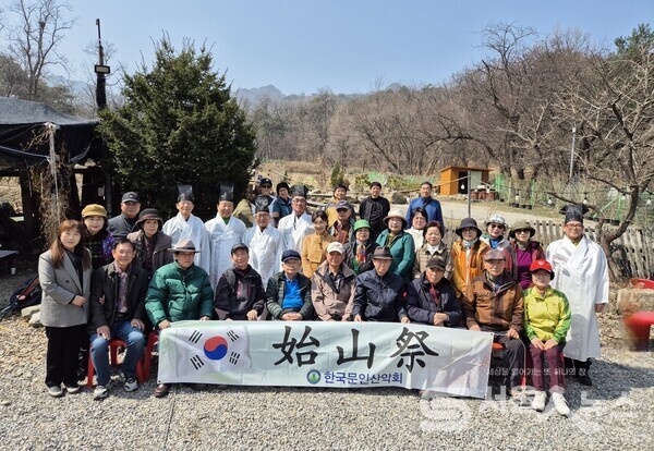 ▲박인수 회장(뒷줄 좌 5)이 한국문인산악회에서 시산제를 지내고 내빈 및 회원들과 기념사진을 촬영하고 있다.