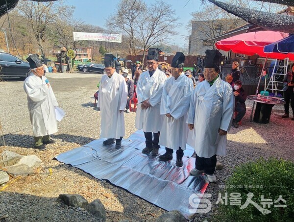 ▲박인수 회장(좌 2)이 고문들과 제례의식에 참여하고 있는 모습.