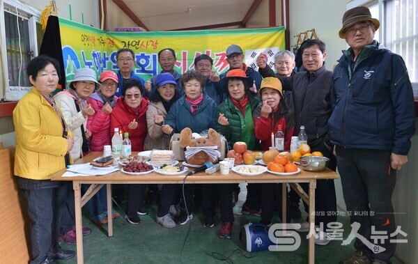 ▲박인수 회장(우 1)이 노해산악회 시산제를 지내고 회원들과 기념사진을 촬영하고 있다.