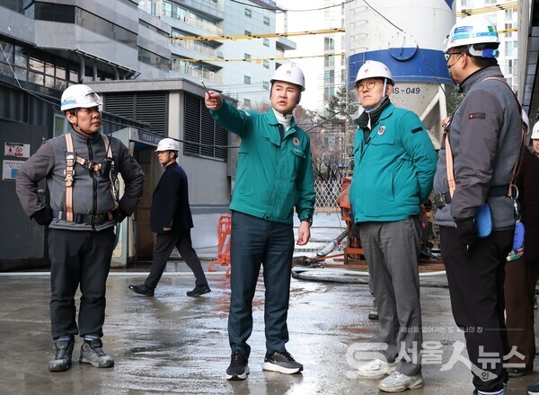 ▲오언석 도봉구청장(가운데)이 지난 3월 4일 지역 내 한 건축 공사장에서 현장 관계자에게 안전관리 조치를 지시하고 있다(2025. 3. 4.)